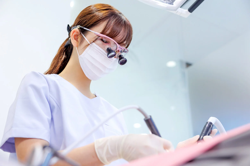 クマザワデンタルクリニック恵比寿では、目立ちにくく取り外しが可能な「インビザライン」マウスピース型矯正装置を採用しています