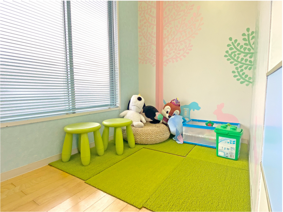 ①医院外観 ②キッズスペース ③イメージ画像