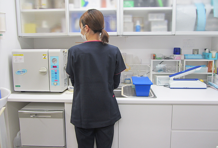 ①医院看板②滅菌の様子③待合室