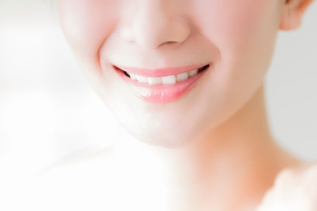 歯の白さは清潔感のある印象を与えるだけでなく、自信を持って笑顔になれる大きな要素のひとつです