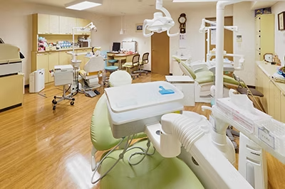 ①医院外観②レントゲン③診療台