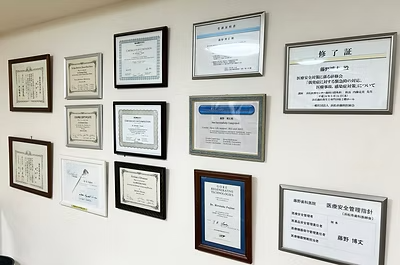 ①医院外観②診療室③認定証等