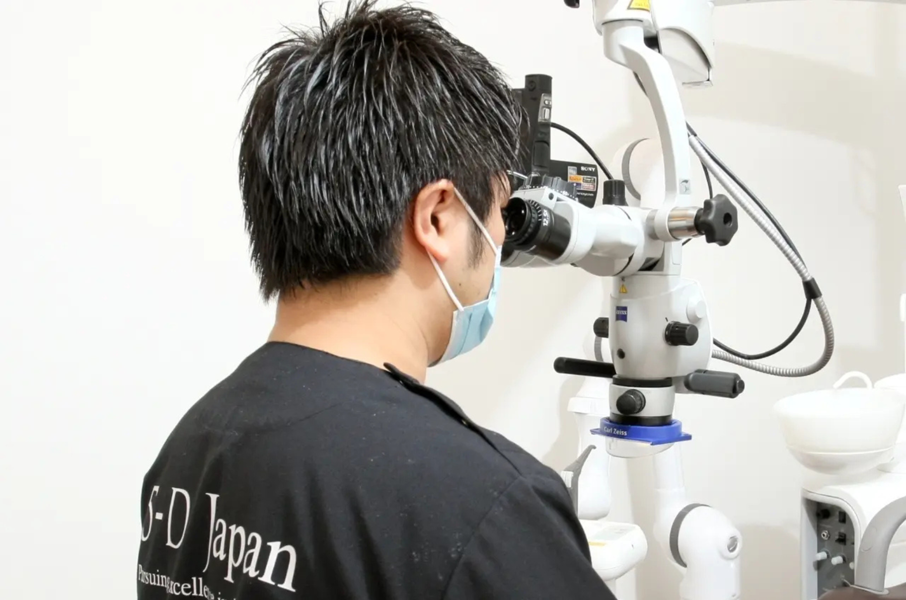 保険、自費問わずミクロレベルの精密な処置を行います