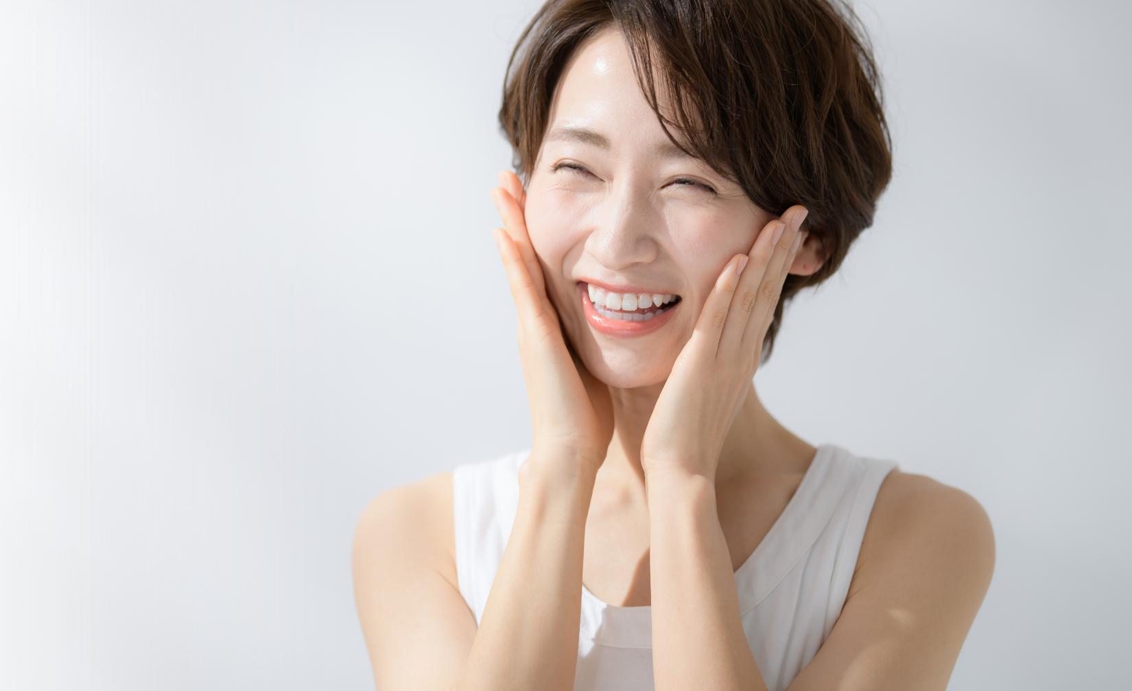 患者様の口元の美しさと健康を両立させるため、審美歯科とホワイトニングの診療が行われています
