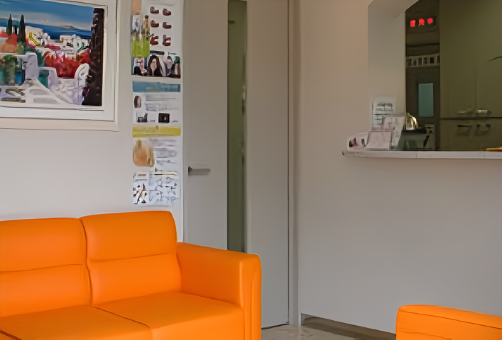 ①外観②待合室③診療室