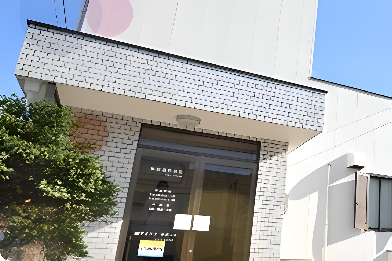 ①クリニック外観②待合室③診療室