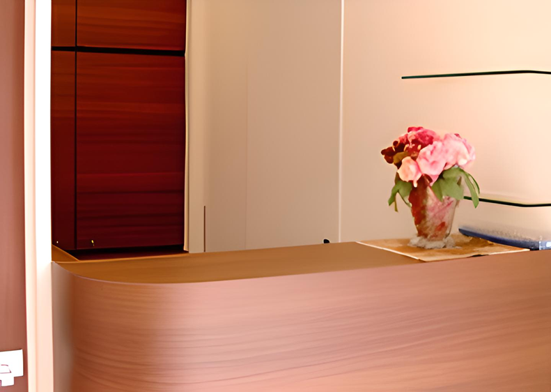 ①クリニック外観②受付③待合室