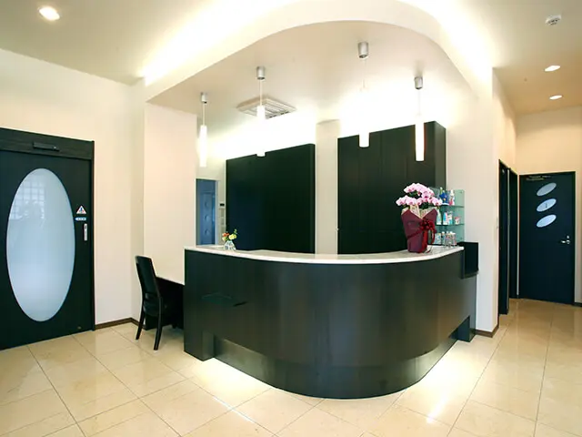 ①医院外観 ②医院イメージ ③受付