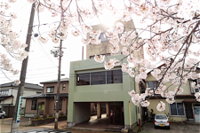 ①外観②受付③待合室