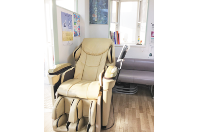 ①医院外観②キッズスペース③マッサージチェア