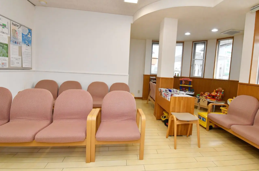①医院外観②待合室③キッズスペース