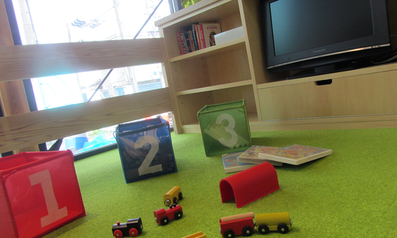 ①医院外観②受付③キッズルーム