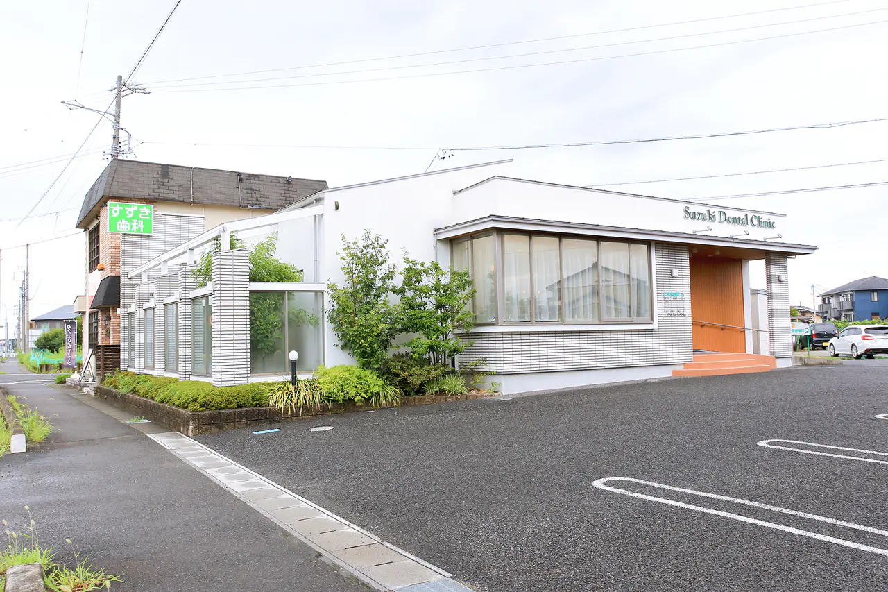 ①クリニック外観②受付③待合室