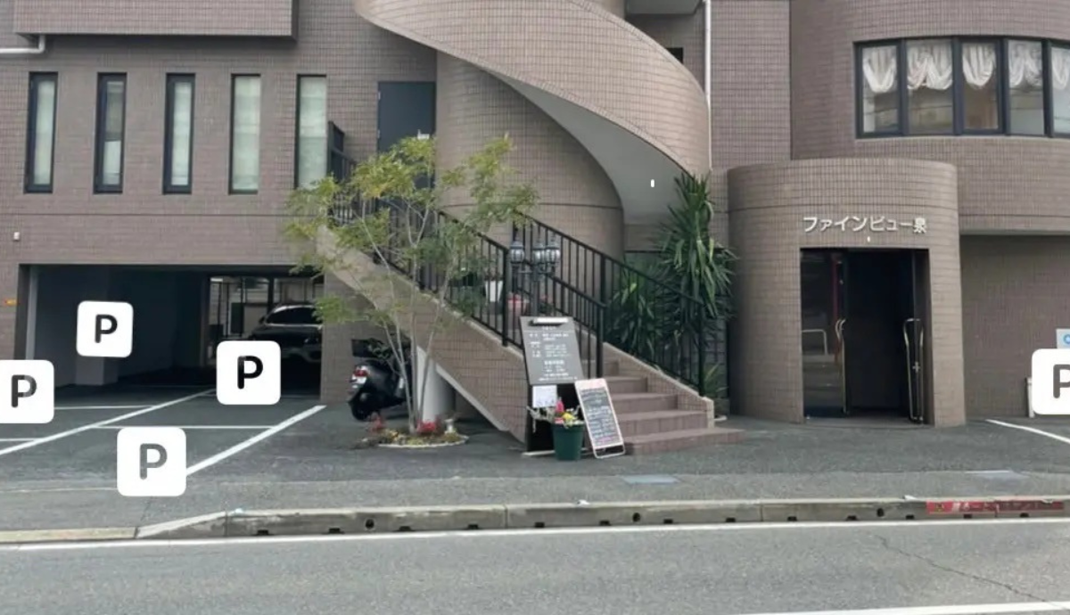 ①泉歯科医院の敷地内には、運転が苦手な方でも安心して駐車できるゆとりあるスペースが5~6台分完備されています。
②受付は、白と木目を基調にした温かみのあるデザインで、来院された方をやさしく迎えてくれます。
③待合室の横には、お子様がリラックスして過ごせるようキッズスペースも用意されており、親子で安心して通える環境が整っています。