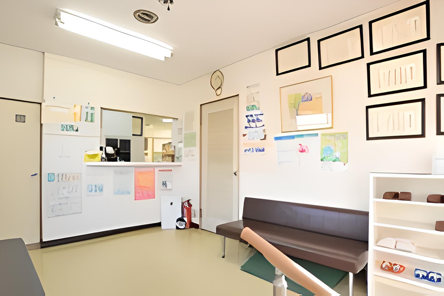 ①クリニック外観②待合室③診療室