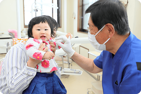 事前に器具や治療内容を見せ、恐怖心を和らげた上で治療を進めます。