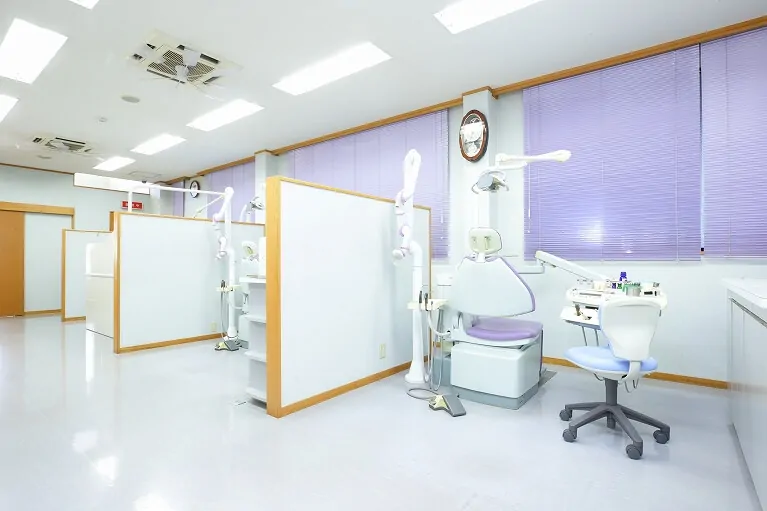 ①コミュニケーションを重視し適切な治療を ②受付・待合室 ③診療室